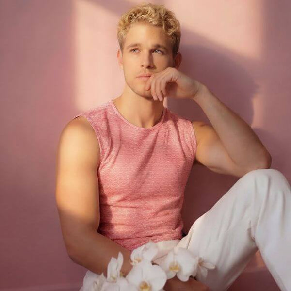 Model wearing Modus Vivendi Air Bubble tank top in pink